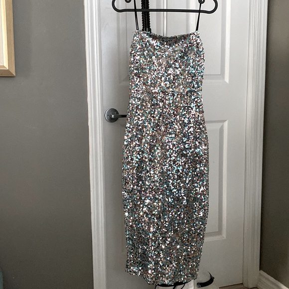 Beautiful body hugging sequin midi dress. Great for formal events, weddings, etc - Picture 1 of 6